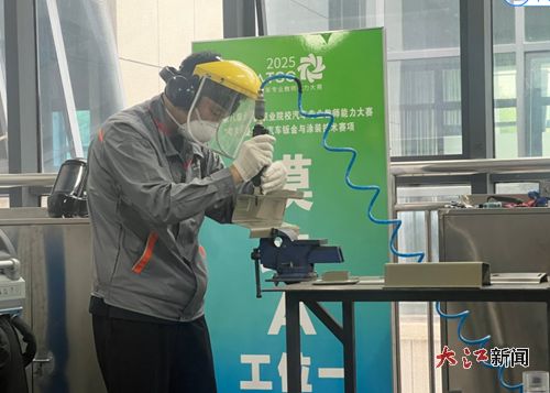 江西九江科技中等專業(yè)學(xué)校工程管理系汽車專業(yè)教師在第八屆全國職業(yè)院校汽車專業(yè)教師能力大賽中勇奪銅牌